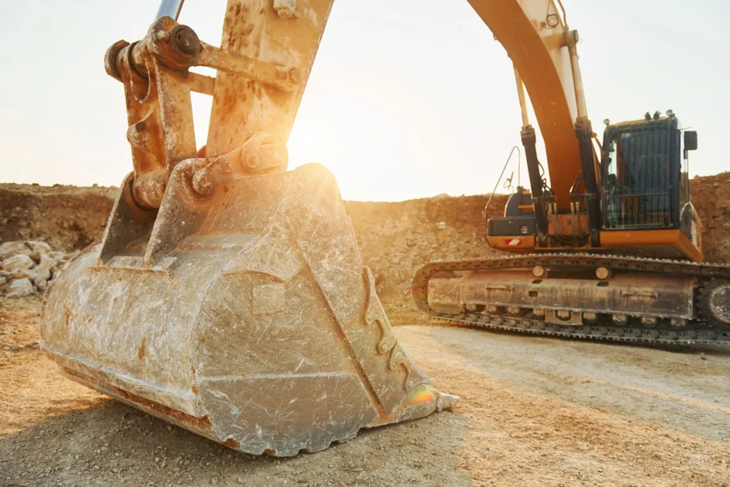 bagger auf der baustelle bei einer baureinigung