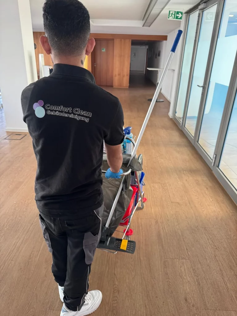 mitarbeiter von comfort clean bei der reinigung im objekt