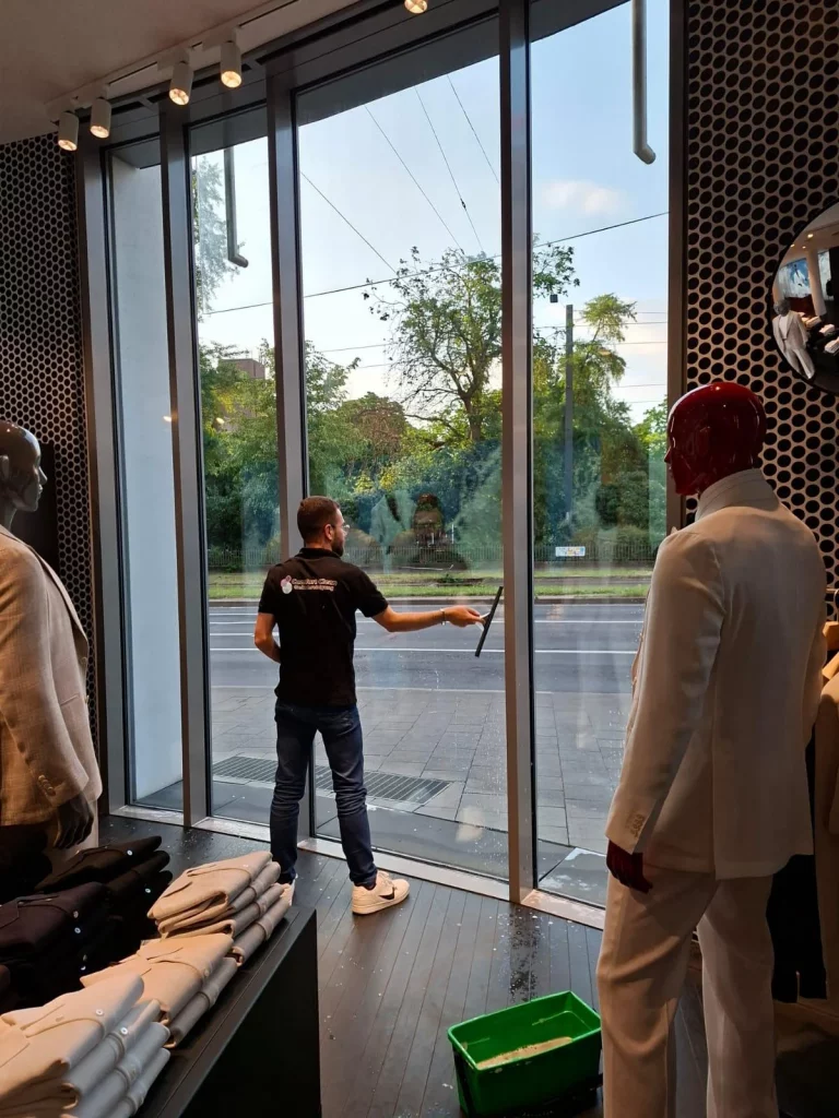 glasreinigung von von comfort clean mit einem abzieher